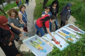 נשות אלון הגליל וכעביה ופסיפס משותף. קרדיט: אלון לויטה. נשות אלון הגליל וכעביה ופסיפס משותף. קרדיט: אלון לויטה.