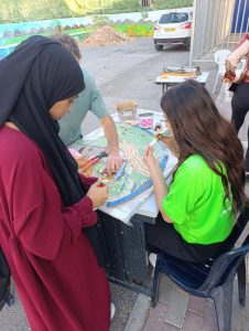 עבודה של קבוצת הנוער על פסיפס בריינה. עבודה של קבוצת הנוער על פסיפס בריינה.