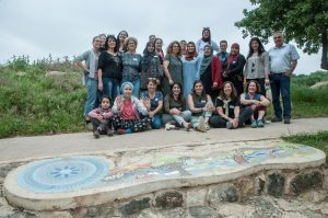 נשות אלון הגליל וכעביה עם הפסיפס המשותף. קרדיט: אלון לויטה. נשות אלון הגליל וכעביה עם הפסיפס המשותף. קרדיט: אלון לויטה.