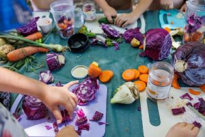 סדנת התססת ירקות מוצלים, עינות ציפורי. קרדיט: אנצ'ו גוש. סדנת התססת ירקות מוצלים, עינות ציפורי. קרדיט: אנצ'ו גוש.