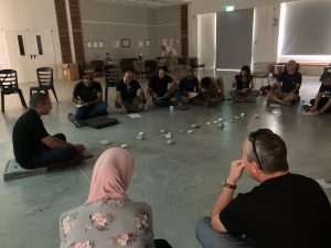תרגיל דמיון מודרך במפגש עם קהילת ינבוע. קרדיט: הדר קלמי תרגיל דמיון מודרך במפגש עם קהילת ינבוע. קרדיט: הדר קלמי